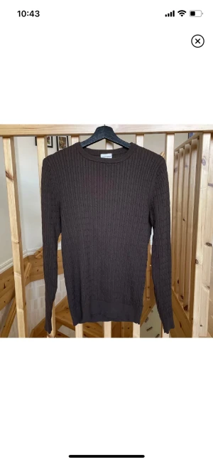 John Henric tröja - Tja! Säljer nu denna ribbstickade bruna tröjan från John Henric. Skick:9/10. Storlek: S. Nypris 900kr. Kontakta mig för fler bilder eller info!