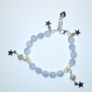 Ombre blått armband - Tvåfärgade glaskulor med silverdetaljer och charms. 