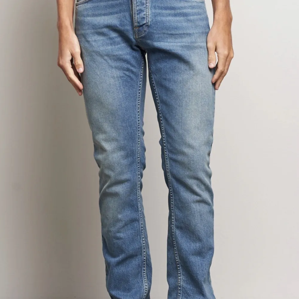 Säljer ett par nudie jeans. Modellen är Even Steven i storlek 33/34. Helt nya aldrig använda, nypris 1600. . Jeans & Byxor.