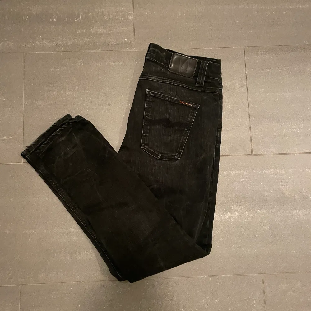 Säljer ett par svarta Nudie Jeans. Modellen är Lean Dean i storlek 33/32. Inga defekter bara använda fåtal gånger då har jag vuxit ur dem. Nypris 1600. . Jeans & Byxor.