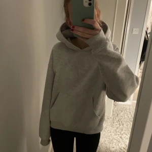 Storlek cs - Hoodie från Gina i storlek xs, den är lite nopprig men inget man tänker på när man har den på sig 
