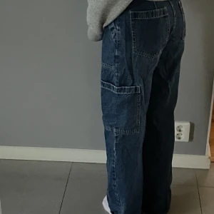 Baggy jeans - As snygga jeans från H&M! 🌟 de är använda en del men inga större defekter💘 är mid waist/högmidjade och sitter lite baggy💘 säljer då jag ej använder dem längre  Om du har frågor svarar jag jätte gärna privat💞