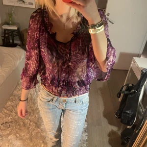 Blus - Lila blus mönstrad  Storlek s Vet inte märket 