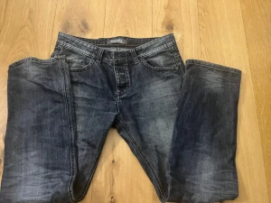 Jeans - Low waist straightleg jeans de är använda men de har inga defekter skriv för fler bilder eller om ni har någon fråga 