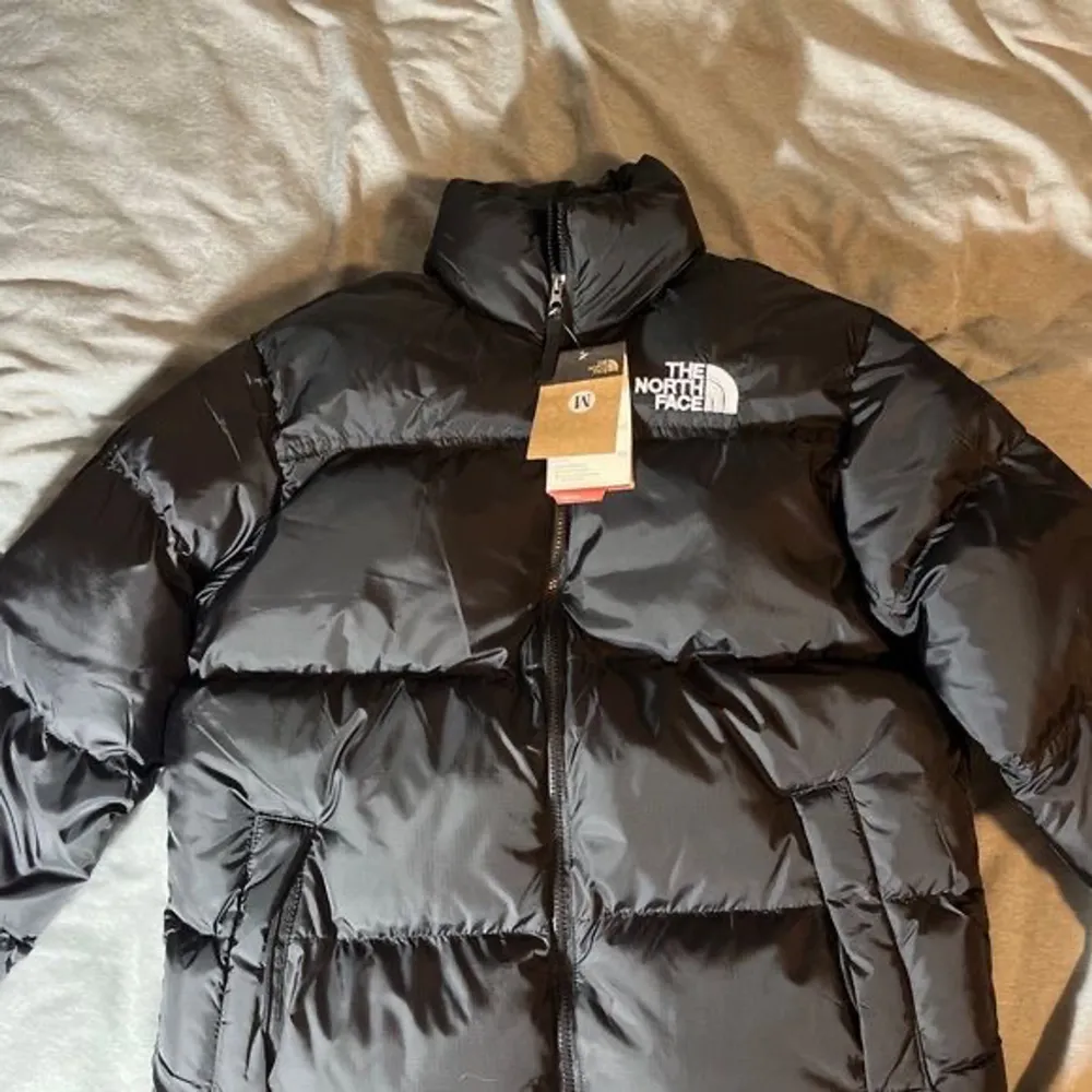 Säljer denna fina The North Face 700 jackan som är  helt oanvänd, bara testat.💗Prislappen sitter inte kvar som på bilden.  Skriv för fler bilder.. Jackor.