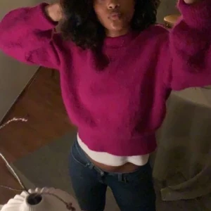 Mörkrosa stickad tröja - Stickad tröja från H&M i bra material som inte blir nopprigt / sticks o superfin färg! Har långa ärmar men har vikt in de på bilderna o det märks inte 😚 pris kan sänkas vid snabb affär 💋💋(färgen ser ut som på bild 1)