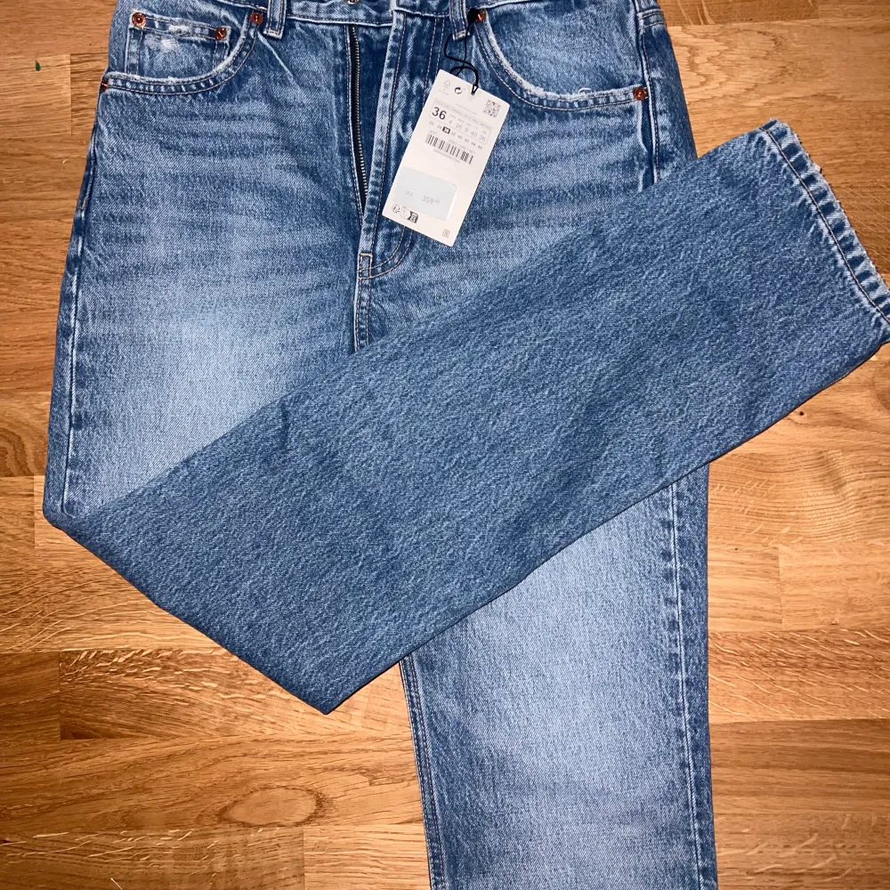 Nya jeans i storlek 36, endast provade. Raka ben.  Nypris 359kr. . Jeans & Byxor.