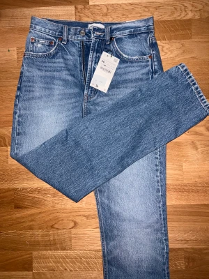 NYA Zara Jeans  - Nya jeans i storlek 36, endast provade. Raka ben.  Nypris 359kr. 