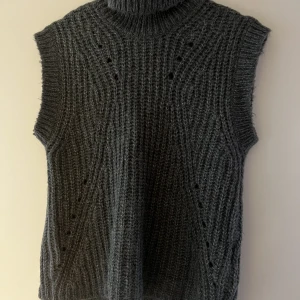 Stickad väst - Go stickad väst från vila som aldrig är använd. Storlek xs men passar även s