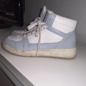 Sneakers  - Vit/blåa sneakers.  Inte jätte mycket använda, fint skick. Kan tvättas🤗  Vet ej märke. 