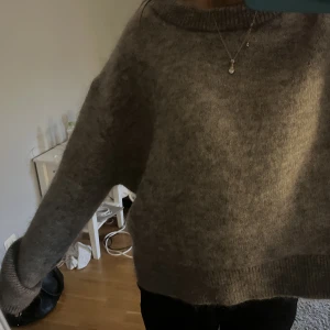 Stickad tröja i mohair - Stickad tröja Passar mig som är 170 lite längre i ärmarna så har den som på bilden. Säljs för 300
