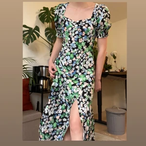 Sommarklänning - Fin klänning i blommigt mönster, använd en midsommar, tyvärr för stor! Slutar mitt på vaden på mig som är 165 cm.