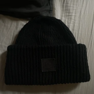Acne mössa - Säljer denna acne mössa, lite nopprig. Fick den i julklapp för två år sen💓 byter gärna mot en grå eller vit😇 skicka pris förslag❗️❗️❗️