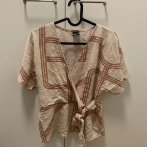 Blus - Blus från Ginatricot. Inget trasigt eller fult.