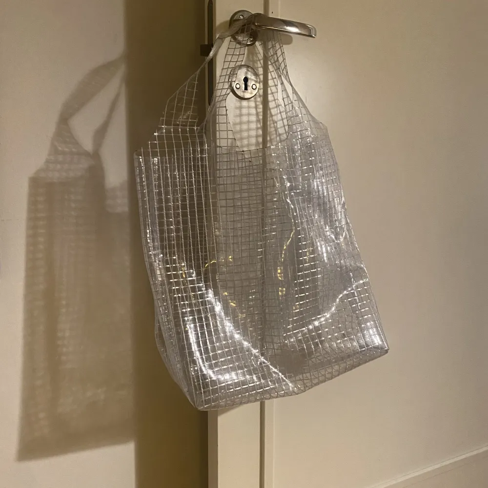 Totebag i genomskinlig plast. . Väskor.