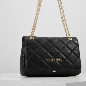 Valentino väska - Använd få gånger, säljer för 700 kronor.  Kan mötas upp i Göteborg eller posta den.