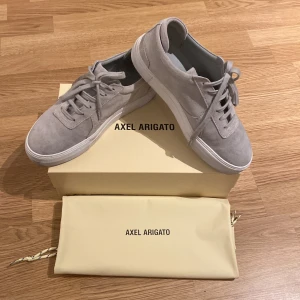Arigato skor  - Säljer mina Axel arigato skor då dom inte används. Har använt dom 5 gånger så dom är väldigt fräscha fortfarande, skick 8.5/10. 
