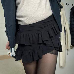 Säljer en super söt svart kjol som även passar nu till hösten med ett par tights t.ex. säljer då den börjar bli för liten nu💓