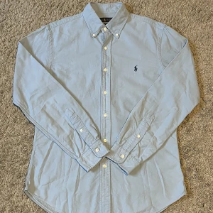 Ralph Lauren Skjorta - Ljusblå Ralph Lauren skjorta i mycket fint skick! Storlek M, Slim fit