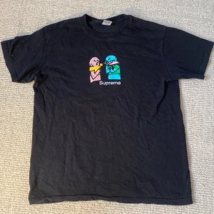 Supreme t-shirt  - Härlig svart supreme tshirt. Storlek medium. Säljer pga för liten för mig nu 