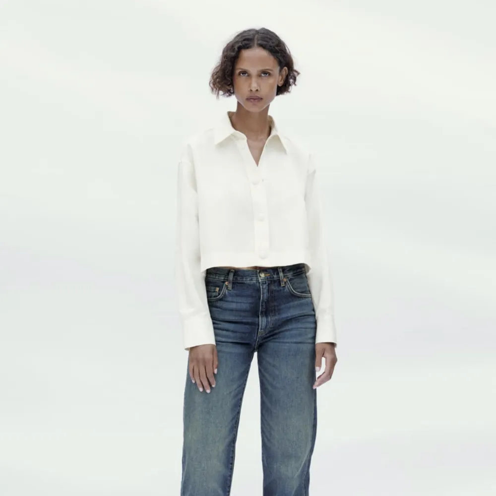 Skjortjacka Använd vid ett tillfälle så som ny Från Zara, strl XL men sitter som en oversized S eller M. Skjortor.