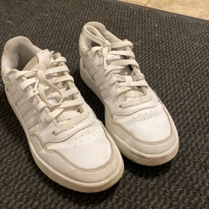 Vita adidas skor  - De är använda ett par få gånger och även nytt rengjorda! Nyköpta är 600kr men pris kan diskuteras