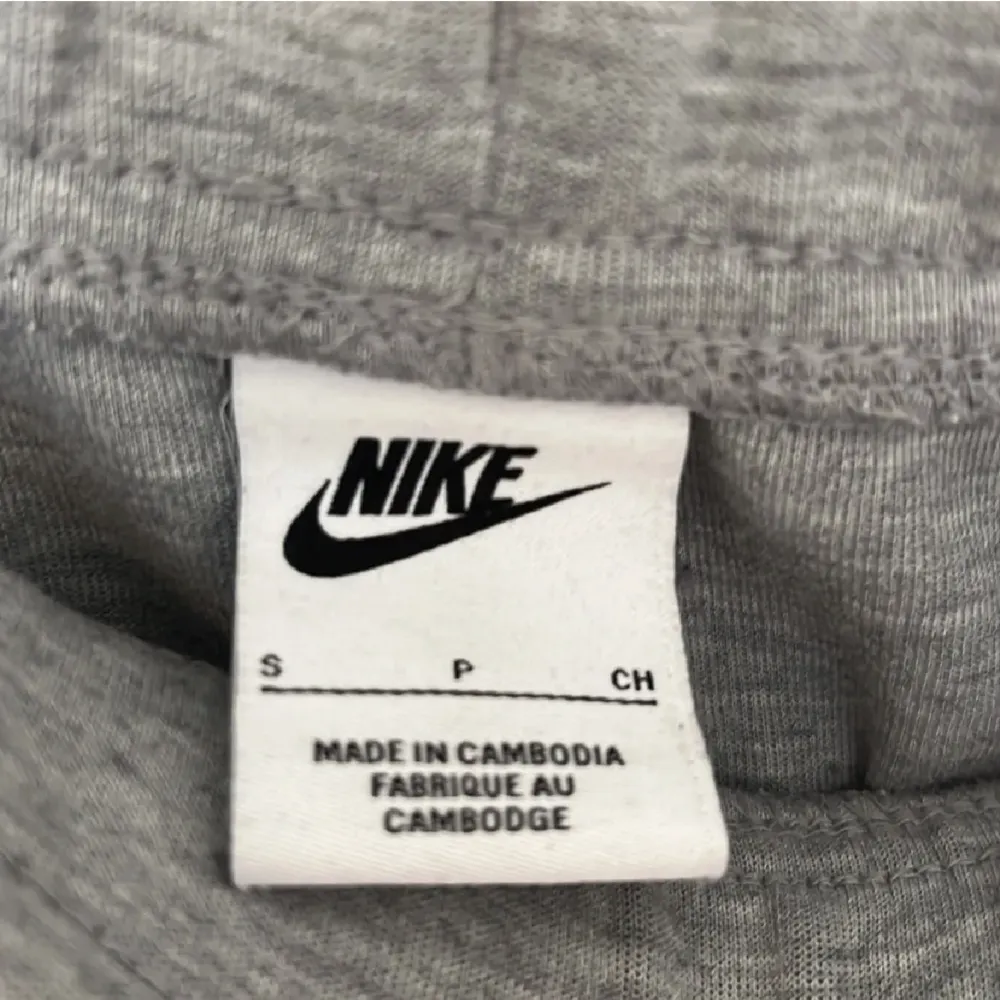 Nike tech byxor grå, bra skick och säljs för dom är för små, såklart äkta och köpta på zalando så kvitto finns. Jeans & Byxor.