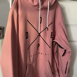 Dope jacka  - säljer denna rosa dope tröja 🤍 den är i ganska bra skick skriv om ni vill ha mer exakta bilder. Köpt för 800kr . säljer den pga av att den passar mig inte längre i färgen. 