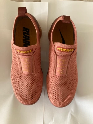 Nike WMNS AIR VAPORMAX FK MOC 2, dam - Nike air vapormax, dam Strl 38,5 använd endast en gång! Väldigt gott skick! 