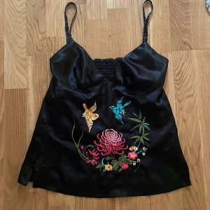 Linne - Säljer detta söta linne från hm, oklart med då den är köpt på second hand och står inte. (Sitter som en S). Silkes material och slits på var sida vid nedre kant. V-ringad och tajtare vid bysten, annars löst. 100 + frakt på 29kr❤️