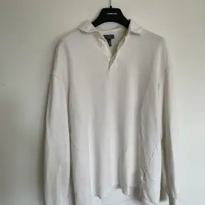 Polo sweatshirt från H&m med relaxed fit. I bra skick men har en skada på knappen som syns på sista bilden vilket gör att knappen lätt åker upp.