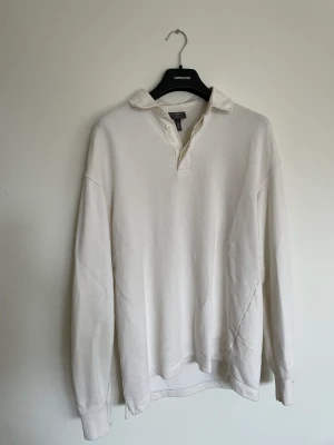 Polo sweatshirt  - Polo sweatshirt från H&m med relaxed fit. I bra skick men har en skada på knappen som syns på sista bilden vilket gör att knappen lätt åker upp.