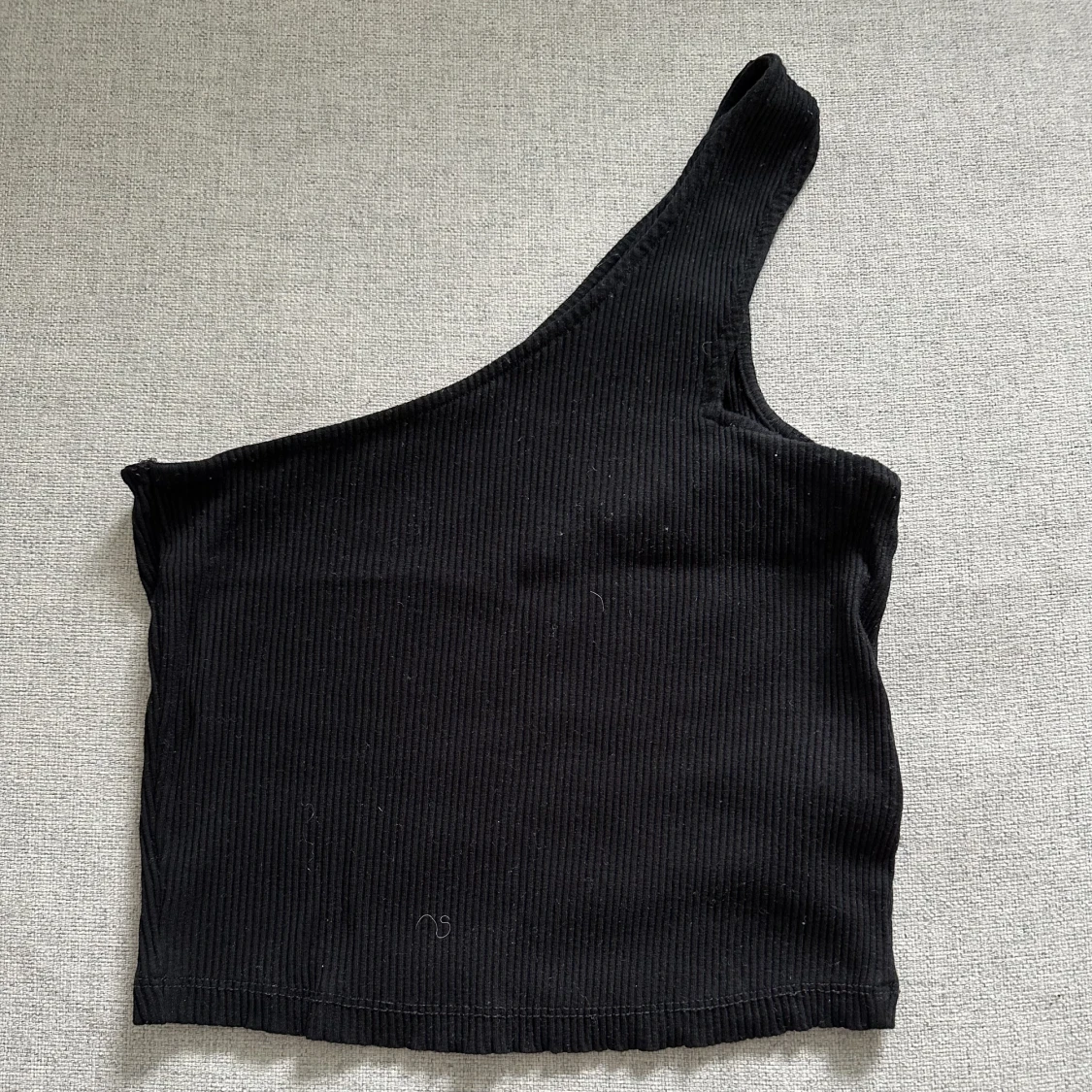 Svart one shoulder topp