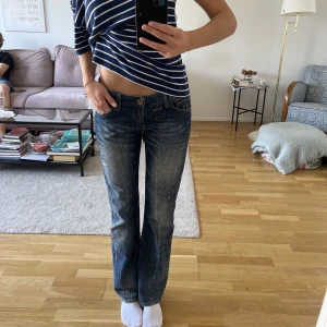 Lågmidjade Replay Jeans - Supersnygga lågmidjagde jeans. Innerbensmått 79cm och midjemått 78cm/st 27💞