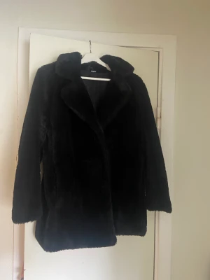 Päls jacka - Jättefin o skön pälsjacka som går över rumpan med fickor. Andvänd fåtal gånger.