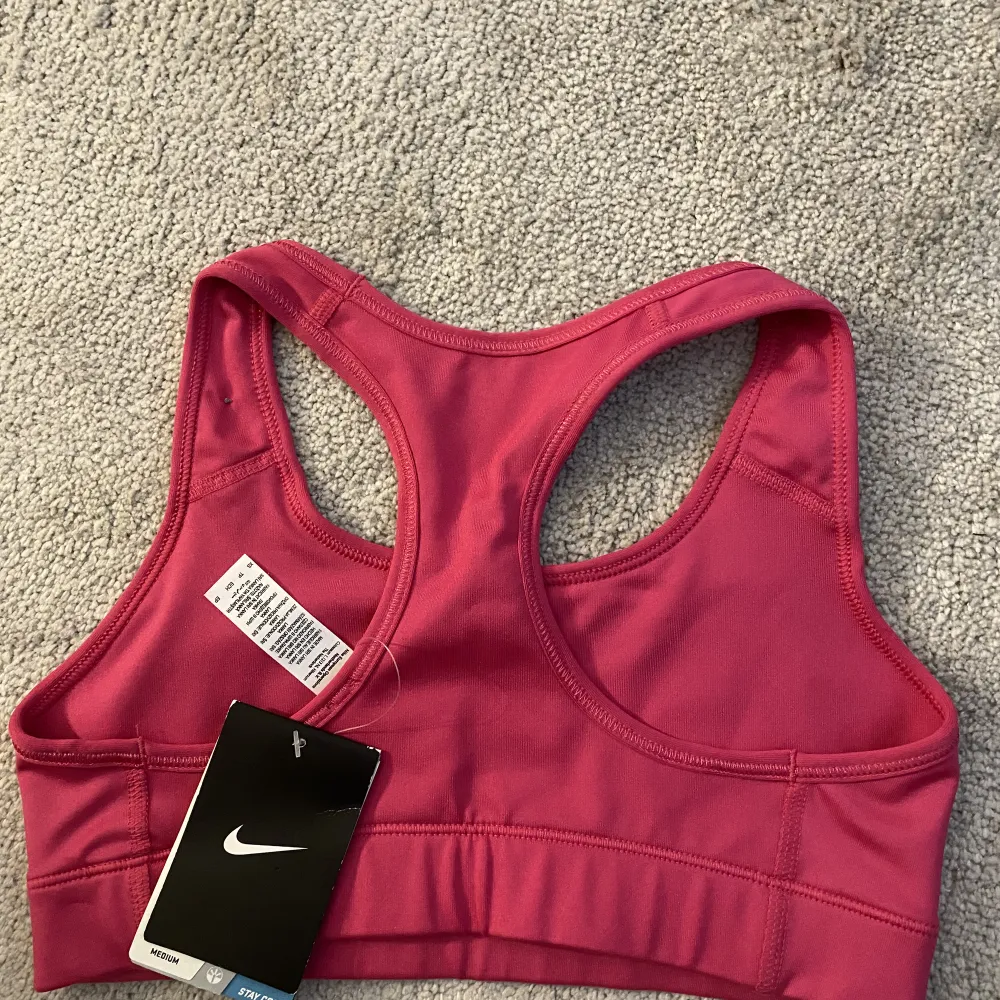 Säljer denna rosa nya sport-bh från Nike i stl xs! Säljer för 100kr🫶🏼. Toppar.