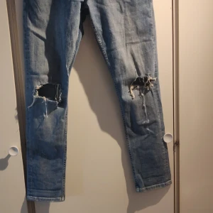 Snygga jeans - slim fit - 32*32 - Säljer mina jeans med hål i knäna och färgdroppar, väldigt slim fit och storlek 32*32. Perfekt om man vill ha lite mer slimmade/skinny fit. 