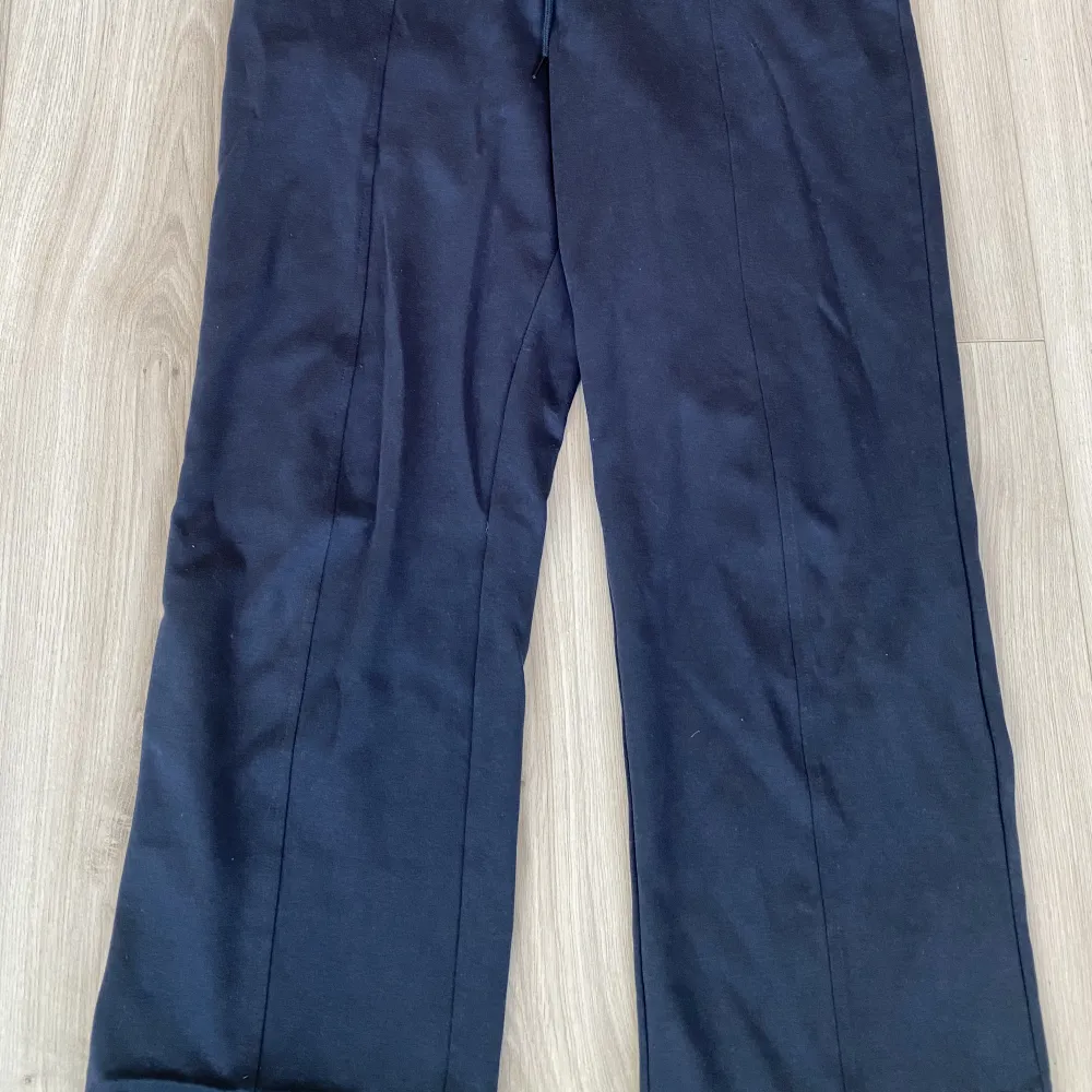 Marinblåa vida byxor i mjukisbyx material. Kommer tyvärr inte till användning längre, är ifrån Monki. . Jeans & Byxor.