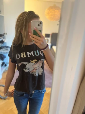 T-shirt - Säljer denna Dumbo tröja. Kommer ej till användning längre. Änvönd fåtal gånger.