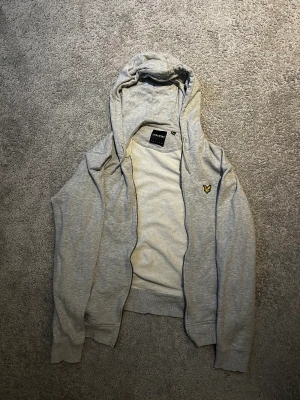 Lyle scott  - Hej! Jag säljer nu min lyle scott zip up som jag inte använder längre och har bara legat i min garderob, väldigt fin och skulle passa perfekt till den personen som gillar stockholm stilen!