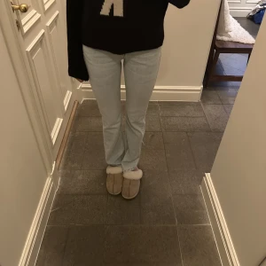 Jeans  - Har bestämt mig för att sälja mina super fina low rise pull and bear jeans, då de har blivit för små på mig. Jeansen är långa och midjan är relativt liten. Har bara använt dessa ett fåtal gånger och därför är de i fint skick! 💓💓