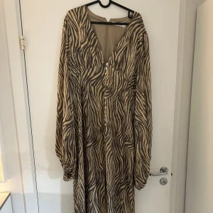 Adoore klänning  - Säljer denna underbara Adoore klänningen i modellen ”positano” Använd 1 gång!!  Storlek 46, men har även en annan klänning från Adoore i storlek 40 och båda passar bra!   Nypris 1600kr   Priset går att diskutera vid snabb affär 🥰