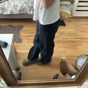Svarta jeans - Jeans från bik bok, baggy/straight. För små för mig nu, size 25 length 32, köpta för 599kr💗