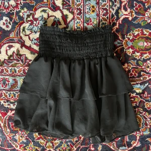 Chelsea kjol - Chelsea kjol i använt skick. Se andra bilden hur resårer har gått upp. Men man tänker absolut inte på det om man har det bakåt🧡Nypris:450 kr 