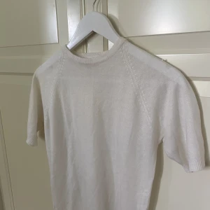 Stickad T-shirt  - Jättefin vit stickad T-shirt som nästan aldrig är använd. Om ni har några frågor är det bara att skriva💘💘