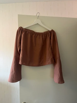 Off shoulder top - Off shoulder topp från NA-KD använd 1 gång. Liten fläck på går säkert bort i tvätten. Dammrosa