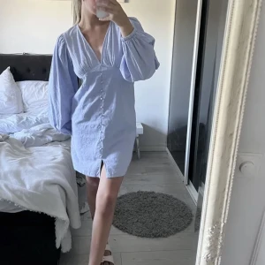Klänning  - En jätte fin klänning från VERO Moda som endast är använd 1 gånger! (Första bilden är lånad!!) kan inte heller avgöra om den är blå eller lila🤓