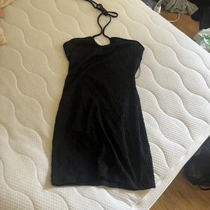 Klänning - Svart klänning. Knappt använd.  Storlek M