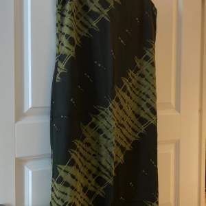  klänning från 90-talet! Grönt och svart med en unik och väldig snygg rygg!