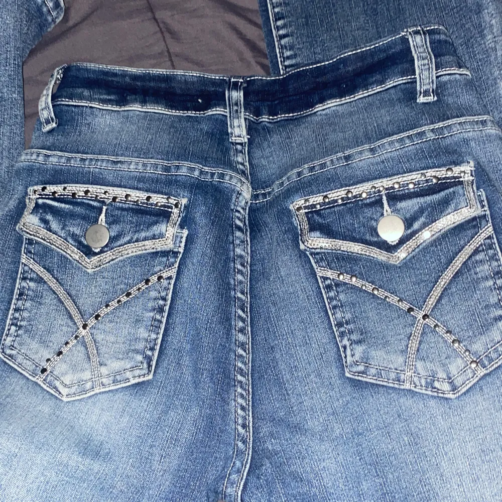 Helt nya jeans. Säljer för att dom  ligger bara i min garderob använder aldrig dom.. Jeans & Byxor.